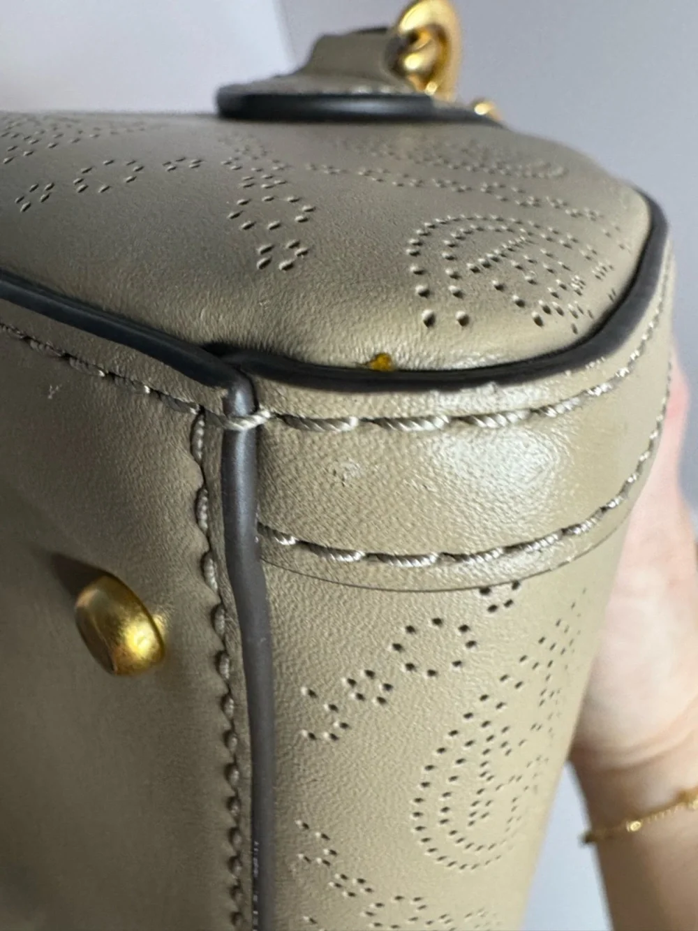 #261 Tory Burch Like New T Monogram Perforated Mini Barrel Bag Almond Flour - Picture 9 of 15